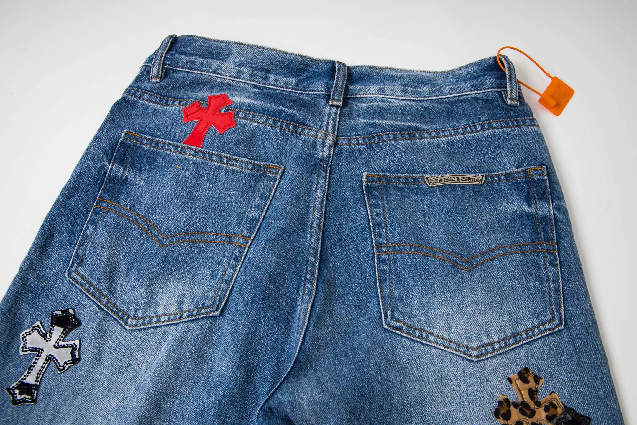 P290 high version Chrome Hearts blue denim with red black panther pattern multi-leather jeans. CH jeans need to be washed and then disassembled and hand-stitched with sheepskin cross leather and then spliced ​​together. The whole piece has too many craftsmanship to explain, patchwork cross pattern embellishment, high-waisted washed jeans! ! Absolutely high-end luxury products, god-level single products and super popular products, made with top heavy industry, a must-see magic weapon. Customized hardware. The fabric is thick and soft after washing. It has good breathability. Customized small leather label. Unique design. The details are simple and elegant, and the workmanship is exquisite. The entire trousers are neatly routed and the details are in place! It’s so cool that both men and women can easily control the genderless trend! Style number: 1799# Color: blue Size: 28 30 32 34 36